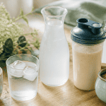 boisson pour perdre du poids sur table avec thé vert eau coco maté