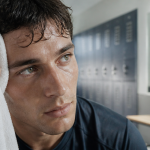 Les bienfaits de la transpiration pendant le sport, sportif essuyant la sueur
