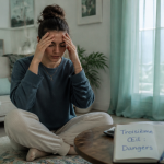 Ouverture du troisième œil danger, femme inquiète en méditation