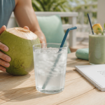 Bienfait de l eau de coco verre noix terrasse