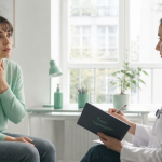 Femme stress et toux chez le médecin