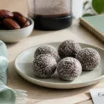 Energy balls dattes et cacao roulées coco, collation saine
