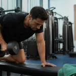 Rowing halteres : appui banc, coude et respiration pour muscler le dos